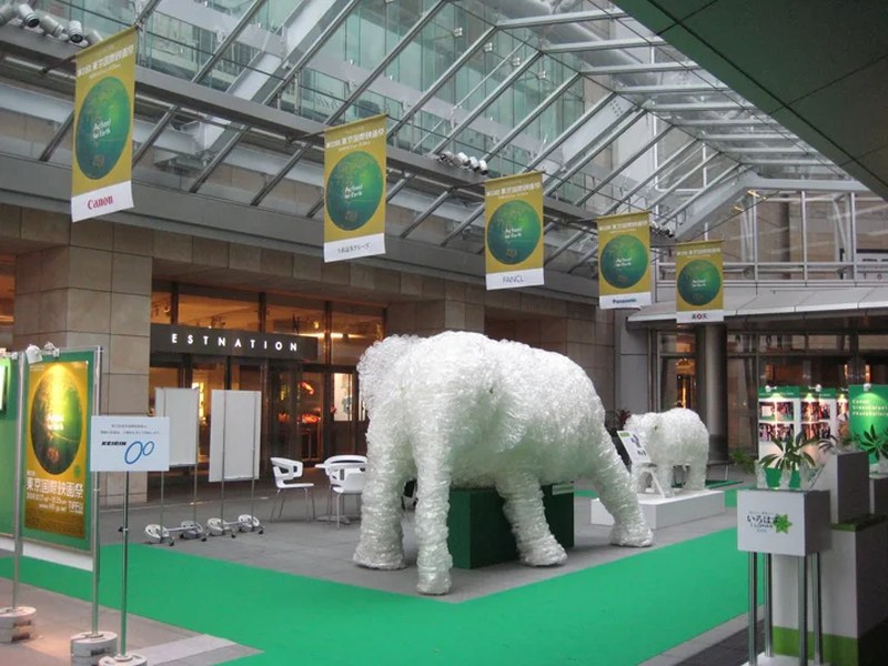 I LOHAS polar bears in an atrium with I LOHAS banners