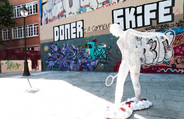 Lacoste tennis player sculpture in a Paris street