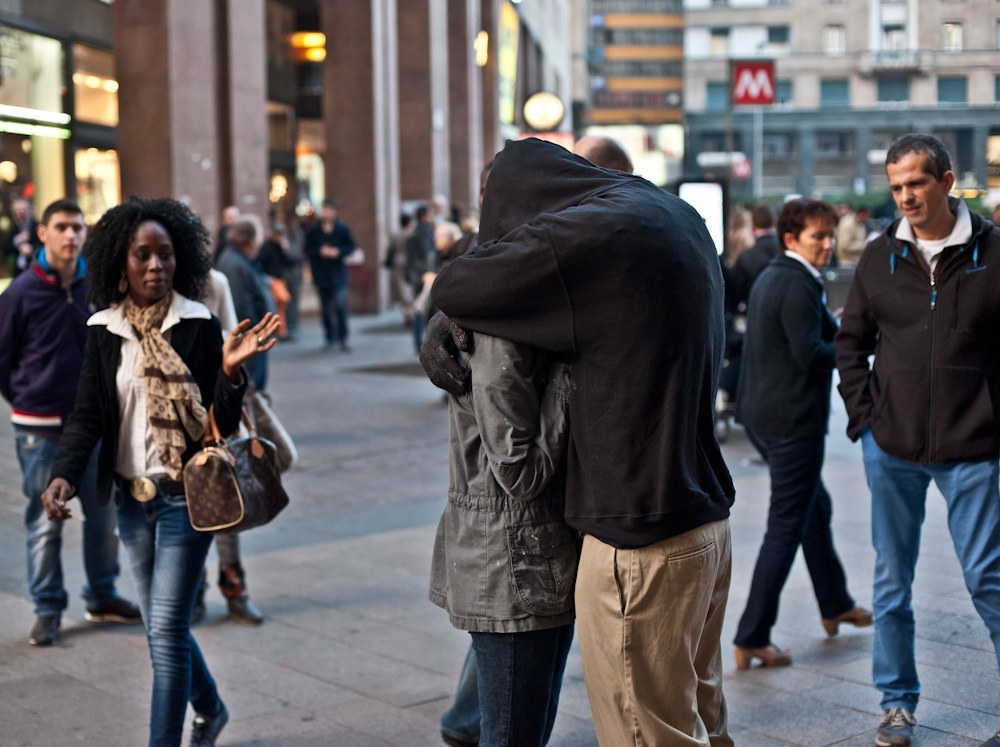 Figures after Klimt's The Kiss on Corso Vittorio Emanuele